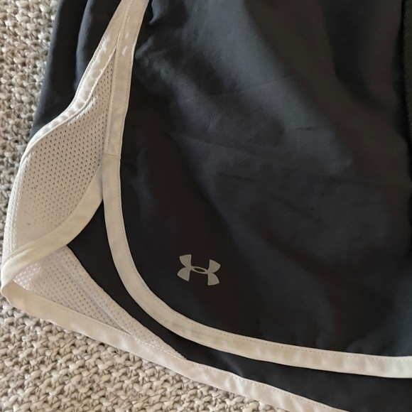 UNDER ARMOUR Grey/White Heatgear Running Shorts(M) - Picture 6 of 6